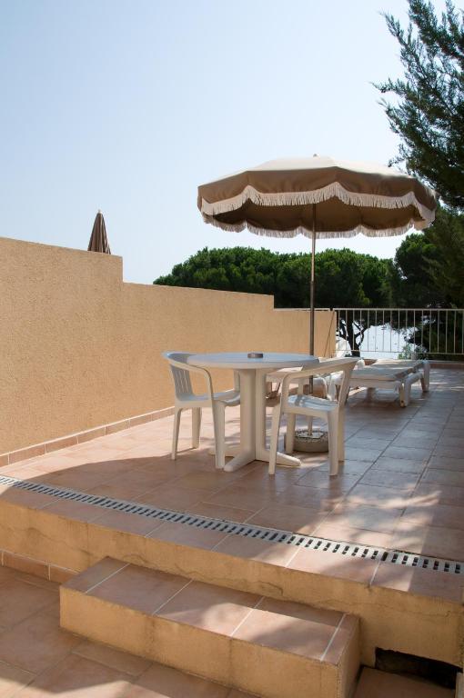 Hotel De La Plage Le Lavandou Room photo